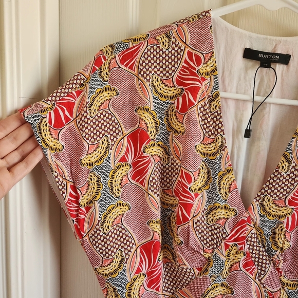 Burton of London V-Neck Red and Gold Floral Printed US Size 6 NWOT - Picture 3 of 11